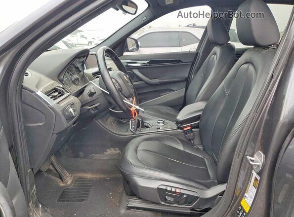 WBXHT3C36H5F84264 2017 BMW X1 Gray Vista interior delantera