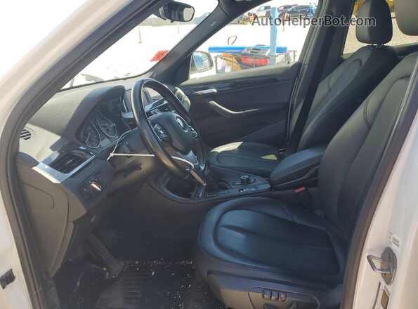 WBXHT3C37J5F88104 2018 BMW X1 Белый Вид салона спереди