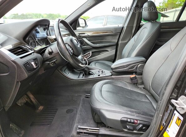 WBXHT3C38H5F72150 2017 BMW X1 Черный Вид салона спереди