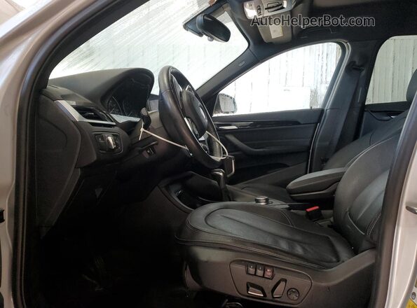 WBXHT3C38H5F79633 2017 BMW X1 Silver Front interior view