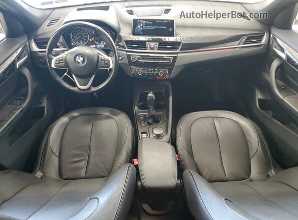 WBXHT3C38H5F79633 2017 BMW X1 Silver Dashboard view