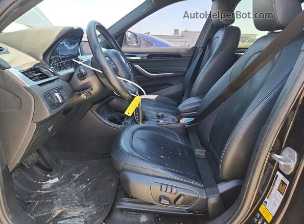 WBXHT3C38J5K28093 2018 BMW X1 Black Vista interior delantera