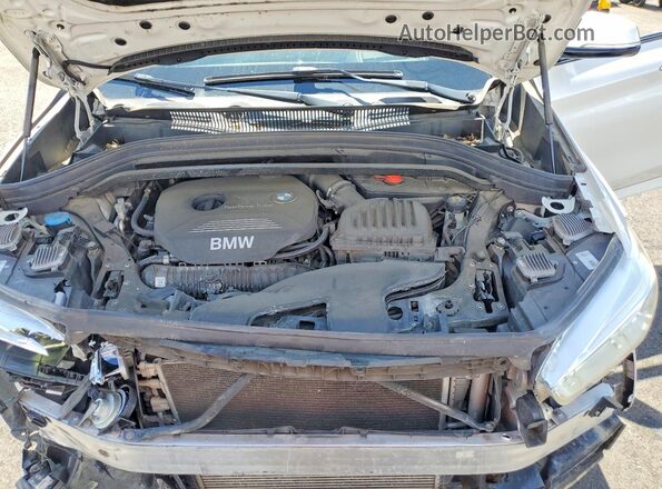 WBXHT3C39H5F78376 2017 BMW X1 White Vista del compartimento del motor