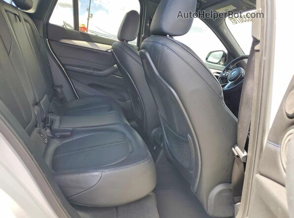 WBXHT3C39H5F78376 2017 BMW X1 White Vista interior trasera
