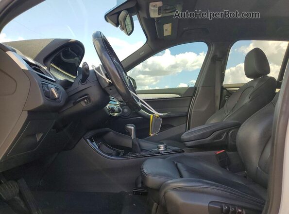 WBXHT3C39H5F78376 2017 BMW X1 White Vista interior delantera