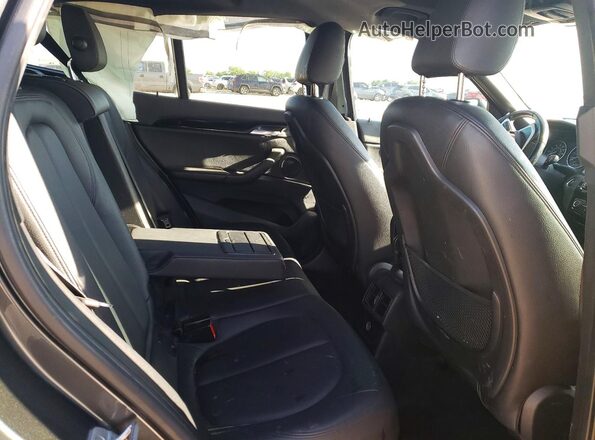 WBXHT3C39H5F85148 2017 BMW X1 Серый Вид задней части салона