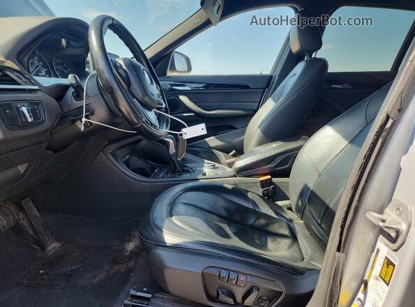 WBXHT3C39J5F91084 2018 BMW X1 Silver Widok wnętrza z przodu