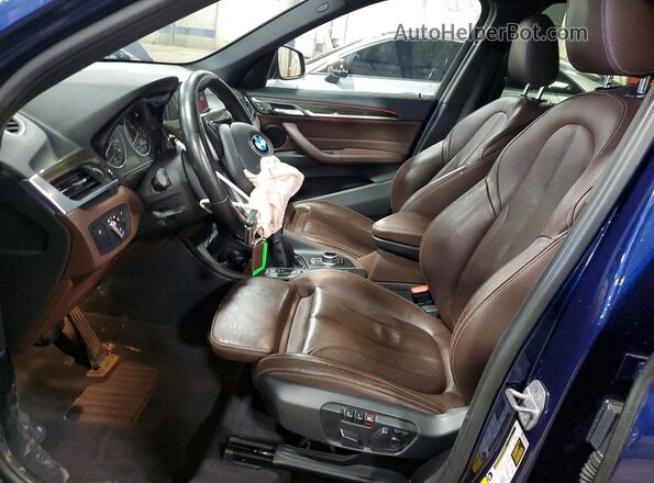 WBXHT3C39J5K29558 2018 BMW X1 Blue Vista interior delantera