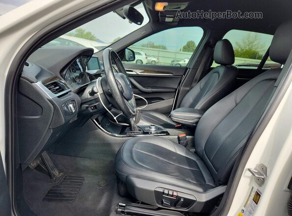 WBXHT3C3XG5F65716 2016 BMW X1 Белый Вид салона спереди