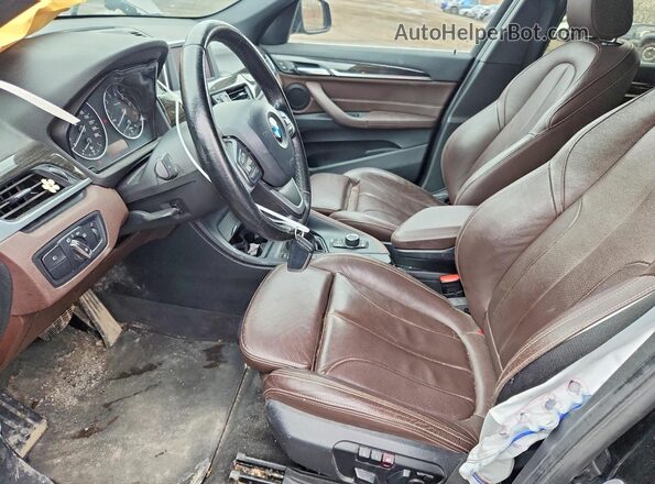 WBXHT3C3XJ5K30105 2018 BMW X1 Черный Вид салона спереди