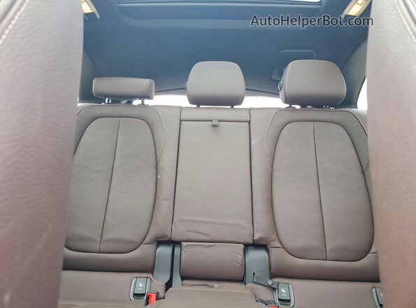 WBXHT3C55K5L37257 2019 BMW X1 White Widok tylnych siedzeń
