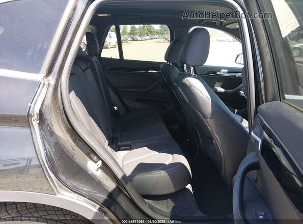 WBXHT3C55K5L89410 2019 BMW X1 Black Vista de la etiqueta del VIN