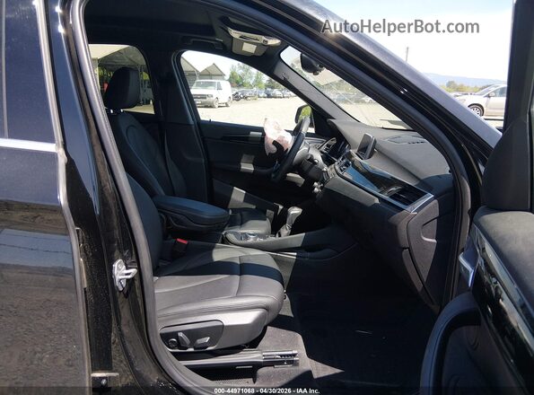 WBXHT3C55K5L89410 2019 BMW X1 Black Vista interior delantera