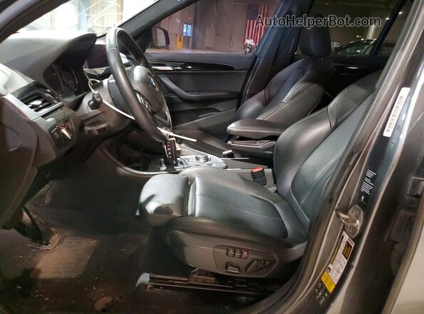 WBXHT3C59K5L90477 2019 BMW X1 Gray Вид салону спереду