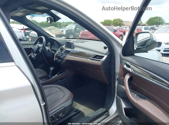 WBXHT3Z39H4A56165 2017 BMW X1 Серебряный Вид салона спереди