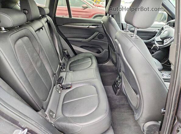 WBXHT3Z3XH4A65490 2017 BMW X1 Gray Սալոնի հետևի տեսք