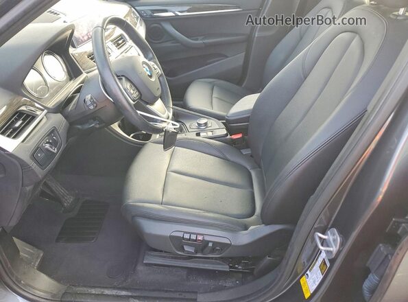 WBXJG7C00L5P23216 2020 BMW X1 Gray Widok wnętrza z przodu