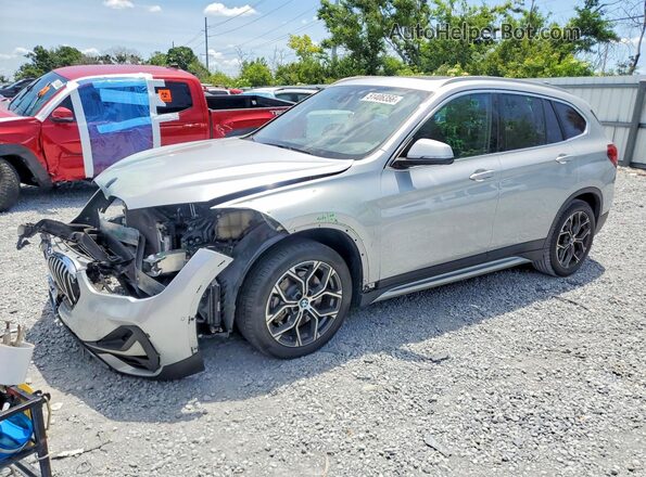 WBXJG7C01L5R26809 2020 BMW X1 Серебряный Передняя левая четверть