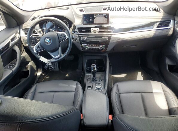 WBXJG7C01L5R26809 2020 BMW X1 Серебряный Вид панели приборов