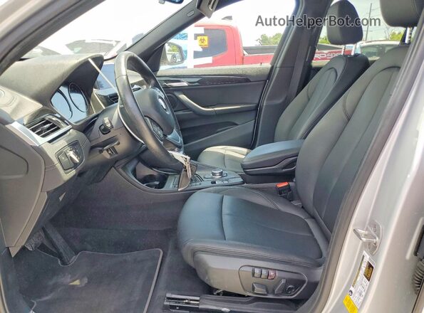 WBXJG7C01L5R26809 2020 BMW X1 Серебряный Вид салона спереди