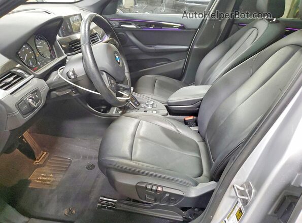 WBXJG9C01M5T16311 2021 BMW X1 Серебряный Вид салона спереди