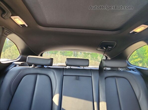 WBXJG9C07L5P94392 2020 BMW X1 Silver Widok tylnych siedzeń