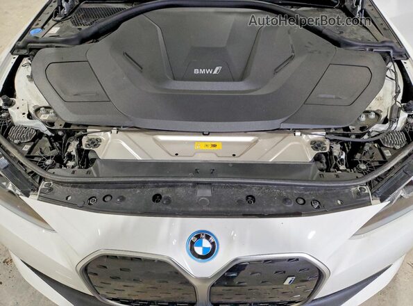 WBY83FB07RFS48104 2024 BMW I4 White Vista interior trasera