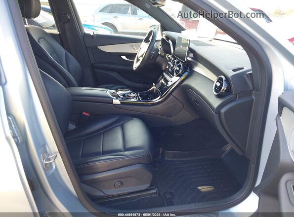 WDC0G4KB1HF150025 2017 MERCEDES-BENZ GLC 300 Light Blue Вид салона спереди