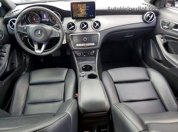 WDCTG4EB0JJ406859 2018 MERCEDES-BENZ GLA White Widok deski rozdzielczej
