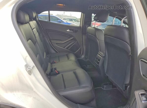 WDCTG4EB0JJ406859 2018 MERCEDES-BENZ GLA White Widok tylnych siedzeń