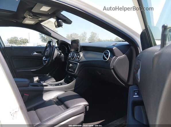 WDCTG4EB1HJ290808 2017 MERCEDES-BENZ GLA 250 Белый Вид салона спереди