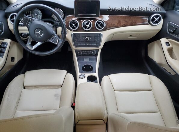 WDCTG4EB1HJ327310 2017 MERCEDES-BENZ GLA Black Vista del salpicadero