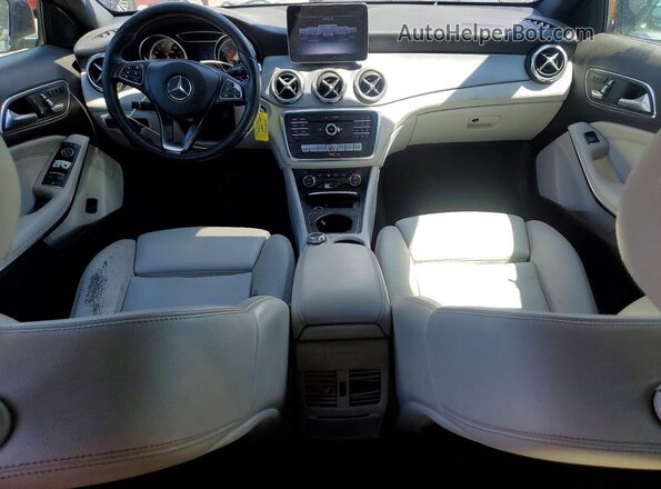 WDCTG4EB1JJ461496 2018 MERCEDES-BENZ GLA Синий Вид панели приборов