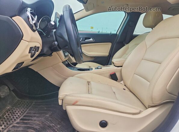 WDCTG4EB3KU016631 2019 MERCEDES-BENZ GLA White Widok wnętrza z przodu