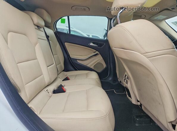 WDCTG4EB3KU016631 2019 MERCEDES-BENZ GLA White Widok wnętrza z tyłu