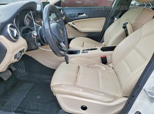WDCTG4EB5HJ357698 2017 MERCEDES-BENZ GLA White წინა სალონის ხედი