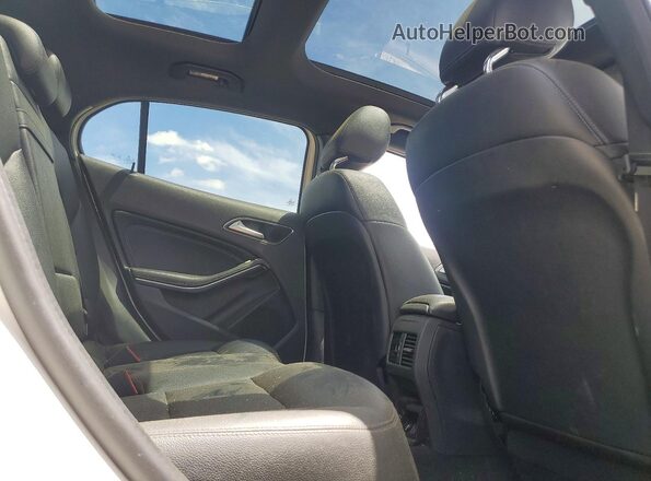 WDCTG4EB5JJ421275 2018 MERCEDES-BENZ GLA White Widok tylnych siedzeń