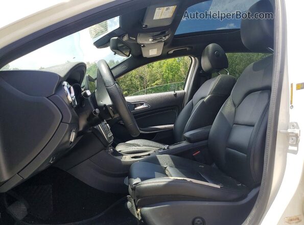 WDCTG4EB5JJ421275 2018 MERCEDES-BENZ GLA White Widok wnętrza z przodu