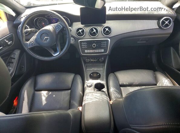 WDCTG4EB5KU010569 2019 MERCEDES-BENZ GLA Белый Вид панели приборов