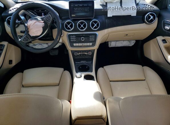 WDCTG4EB6JJ380249 2018 MERCEDES-BENZ GLA Black Widok deski rozdzielczej