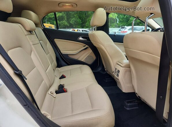 WDCTG4EB8JJ393309 2018 MERCEDES-BENZ GLA White Widok wnętrza z tyłu