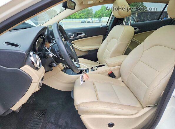 WDCTG4EB8JJ393309 2018 MERCEDES-BENZ GLA White Widok wnętrza z przodu