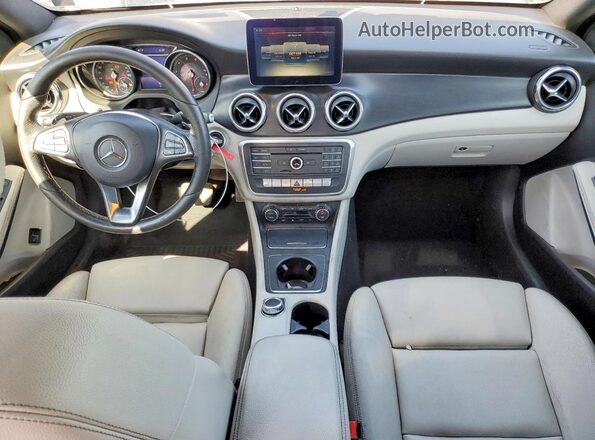 WDCTG4EB8JJ455789 2018 MERCEDES-BENZ GLA Gray Vista del salpicadero