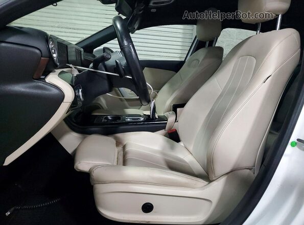 WDD3G4EB7KW026501 2019 MERCEDES-BENZ A Белый Вид салона спереди