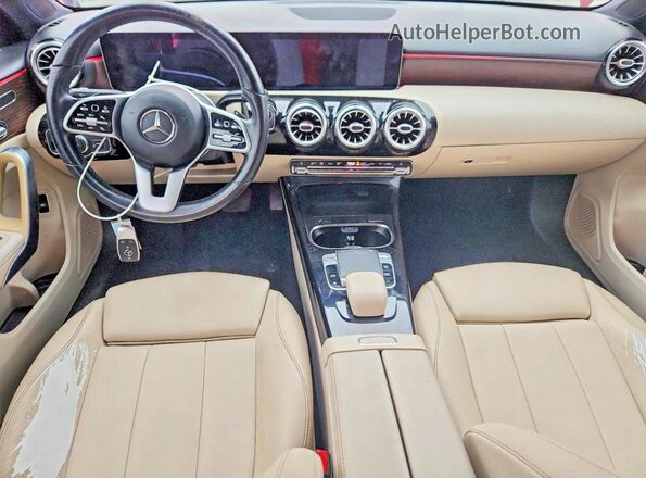 WDD3G4EBXKW017453 2019 MERCEDES-BENZ A Красный Вид панели приборов