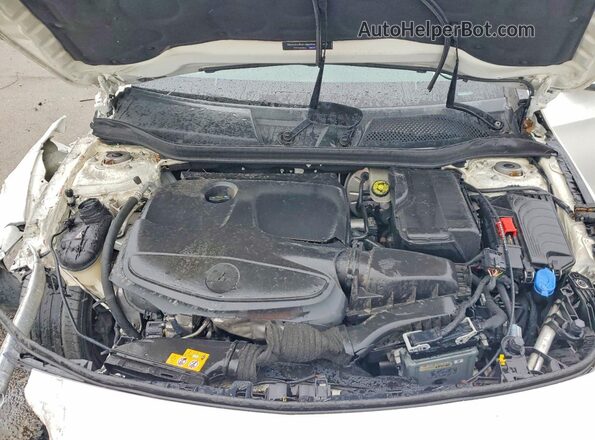 WDDSJ4EB8KN744819 2019 MERCEDES-BENZ CLA-CLASS White Widok wnętrza z tyłu