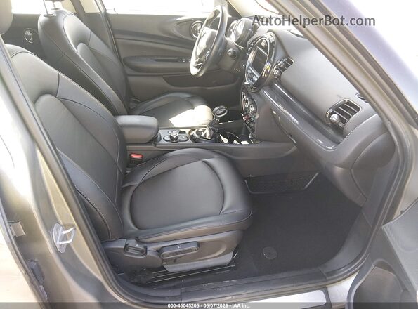 WMWLU1C34H2F28685 2017 MINI CLUBMAN Бежевый Вид салона спереди
