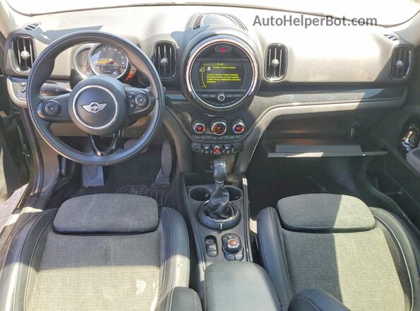 WMZYT5C34H3D79904 2017 MINI COOPER Зеленый Вид панели приборов