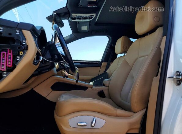 WP1AA2A57JLB02269 2018 PORSCHE MACAN Белый Вид салона спереди