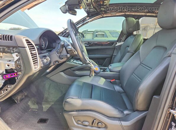 WP1AA2AY0NDA02461 2022 PORSCHE CAYENNE Черный Вид салона спереди